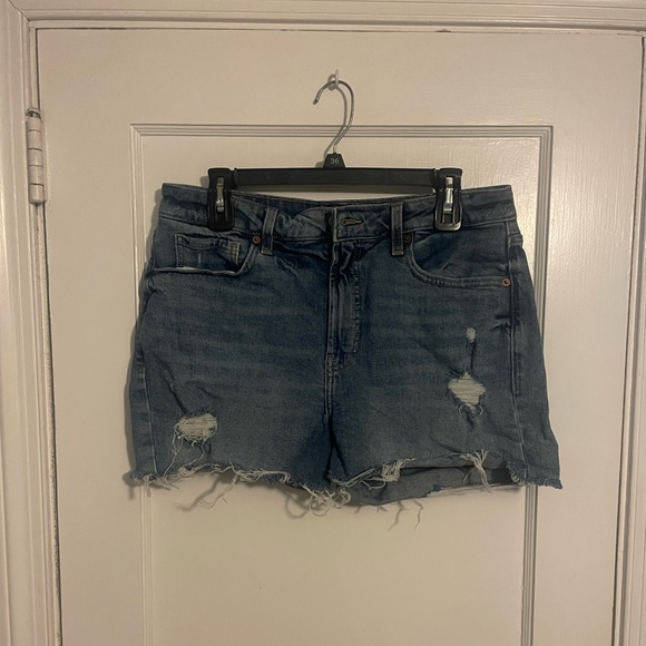 Old Navy Women's Blue Jean Shorts Size 12 - Picture 2 of 5